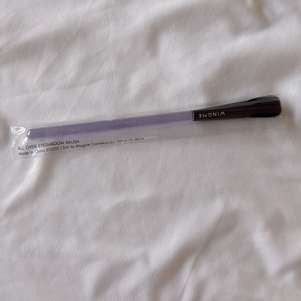 Wingme all over eyeshadow brush